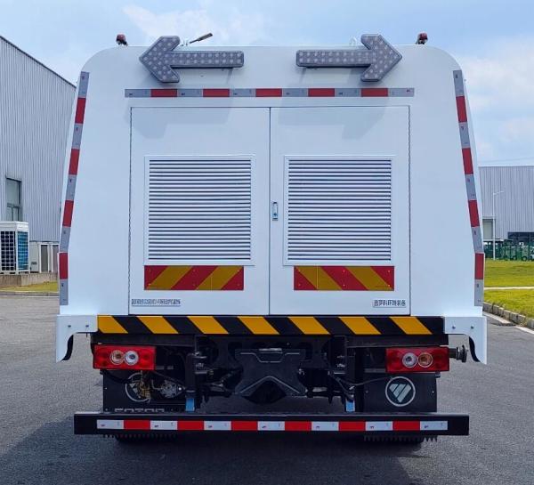Green Energy Guardrail Cleaning Truck High Precision With Satellite Positioning Function