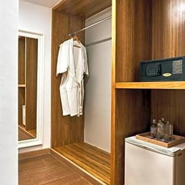 High End Custom Waterproof Modern Design Bedroom Hotel Furniture Wardrobe Closet