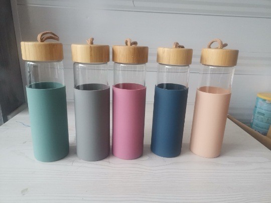 École élégante de design haut de gamme Funky étanche à fuite Bouteille d'eau en verre Bouteille d'eau motivationnelle en verre avec manche portable facile à utiliser et à transporter