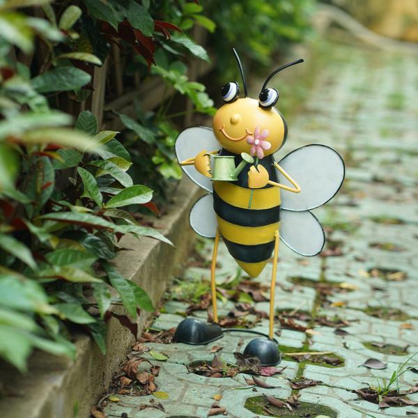 Small Metal Yard Ornaments Recyclable Lifelike Bee Metal Art With Glass Wings