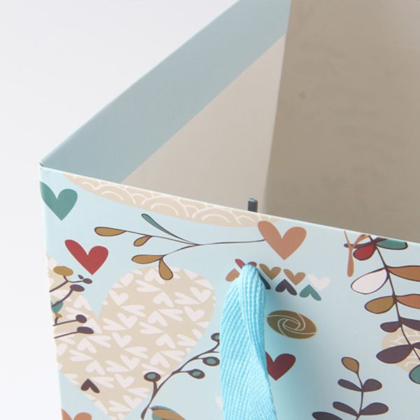 Hand Held Custom Printed Gift Bags Waterproof Fashionable For Shopping Mall