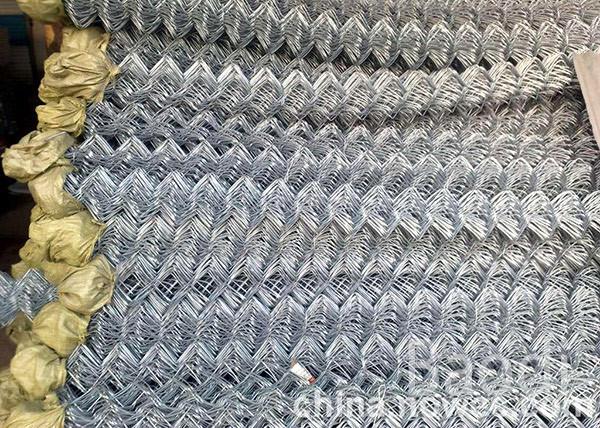 Galvanized Woven Chain Link Mesh Fence Carbon Steel Wire With Diamond Holes