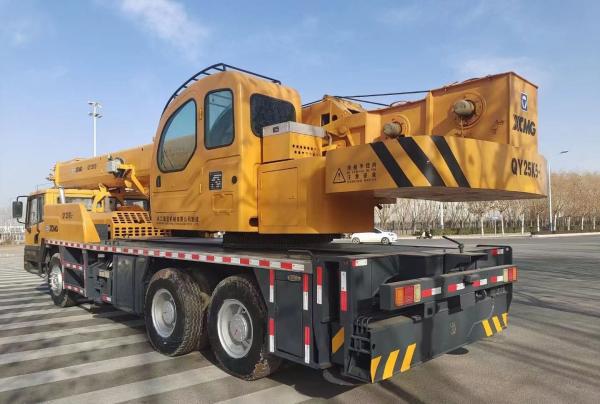 Une grue d'occasion de 25 tonnes à bas prix en bon état.