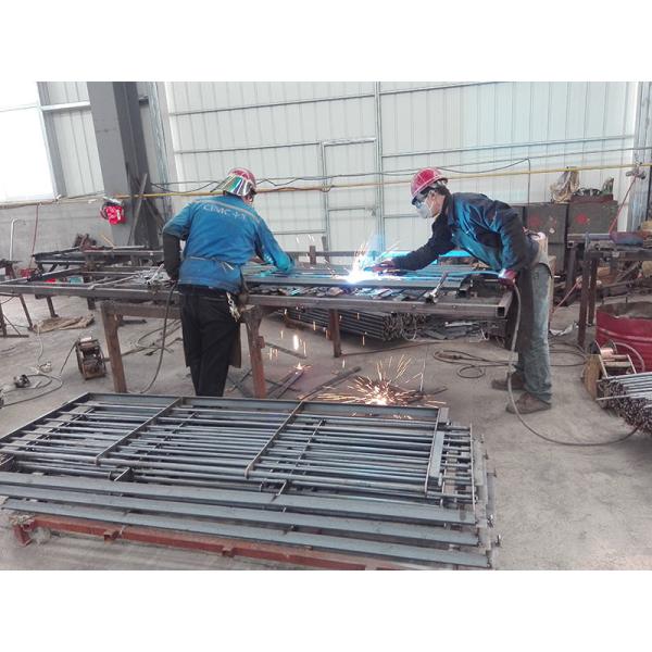 Galvanized Pig Farm Equipment Pig Farrowing Pen Gray Color Alkali Resistance