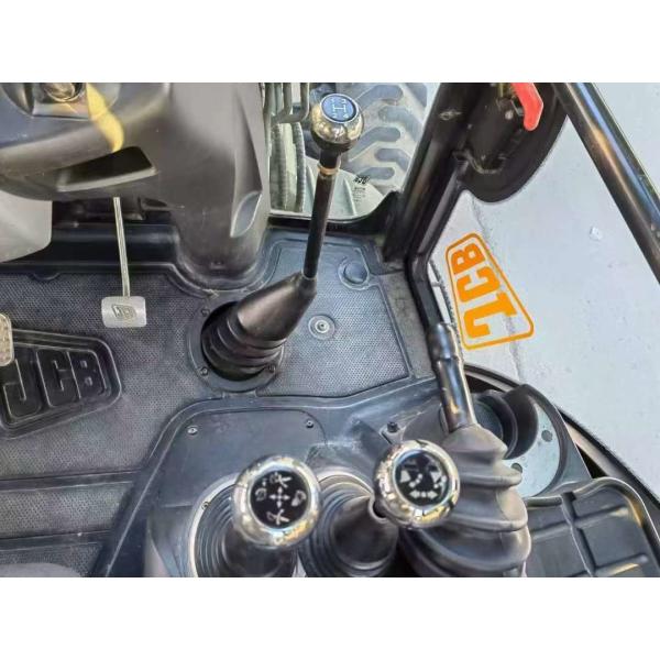 Эффективный и многофункциональный буровой погрузчик JCB 3CX из Великобритании