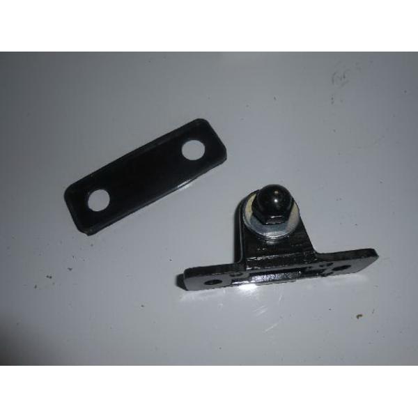 Las piezas de ISUZU FVR del hierro pequeñas sujetan Seat 1717984841 así como el sello de goma y dos agujeros de perno