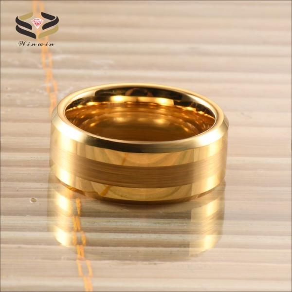 Anneau de mariage en carbure de tungstène pour homme avec centre brossé de 8 mm et bords en doré poli 18K