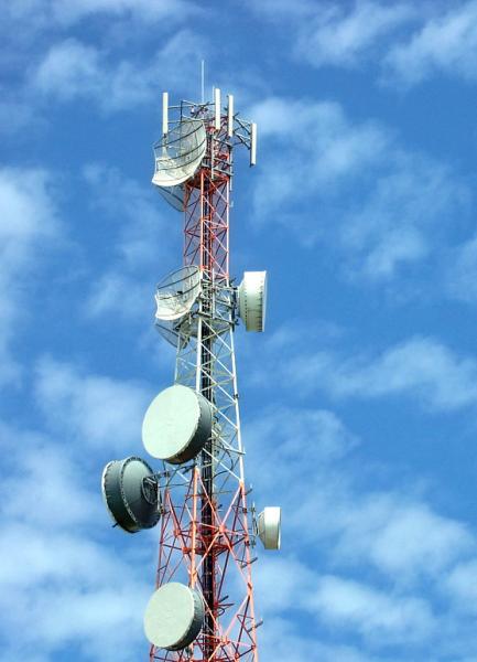 A telecomunicação pintada de 15m entrelaça as torres de aço