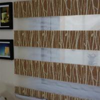 Reforço de janela sutil e elegante com tecido cinza cilíndrico de zebra