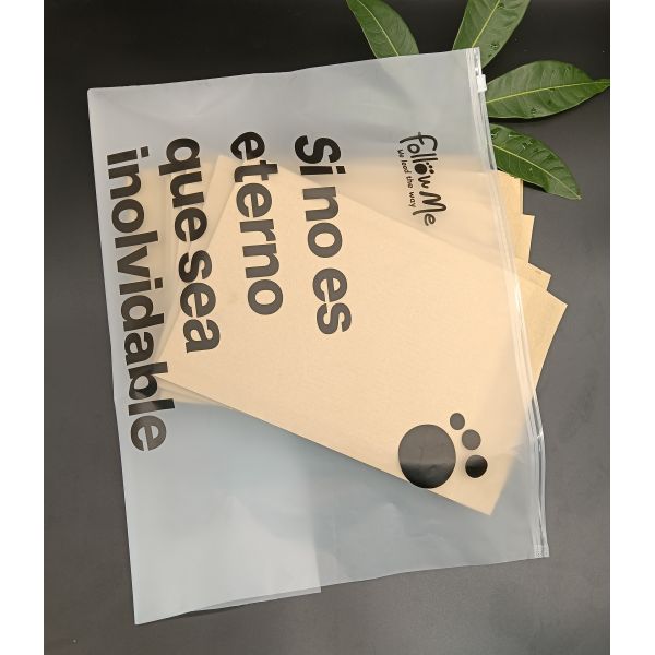 Sacs d'emballage CPE à gravure personnalisés de différentes tailles pour le stockage des vêtements