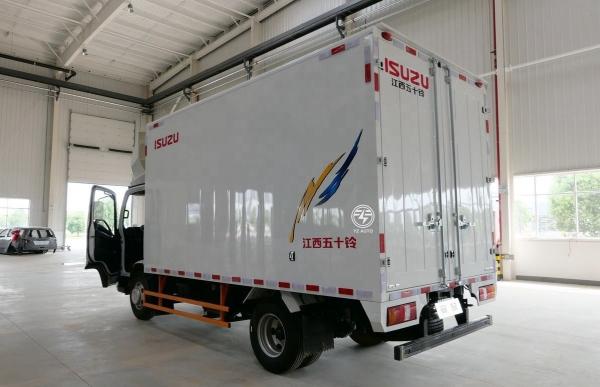 Manual Transmission 170HP 4.08m Single Row Van Light Cargo Truck With 160L Oil Tank