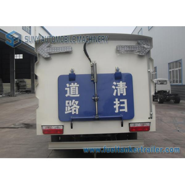 4x2 Dongfeng Sanitation Truck , 5000L 2000KG Street Cleaner Truck
