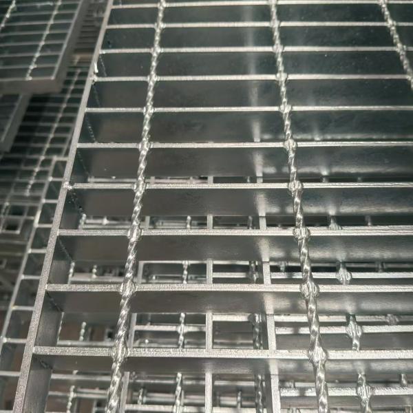 Welded Solid Light-Weight Steel Grating Strong Durable Cold Rolled Aluminum Alloy Powder Coated Painted Finish For Apart