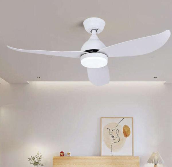 Ventilateur de plafond silencieux de 56 pouces avec un puissant flux d'air ABS 3 lames Contrôle à distance du moteur CC 110V-240V pour le ménage et l'hôtel