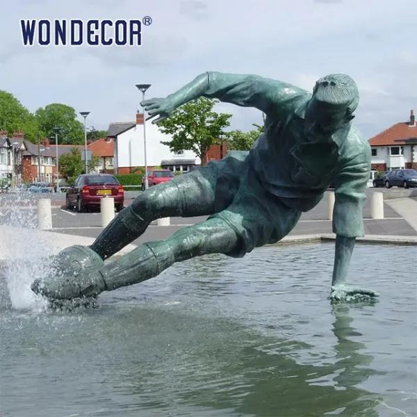 Statue en bronze de footballeur adaptée aux besoins du client par Brown pour la plaza extérieure