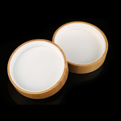 Frasco de creme plástico dos tamanhos diferentes com tampa de bambu