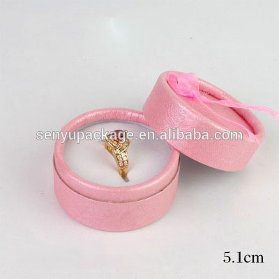 Покрытие небольшой круглой шкатулки для драгоценностей подарка УЛЬТРАФИОЛЕТОВОЕ или лакировать подгонянную упаковку