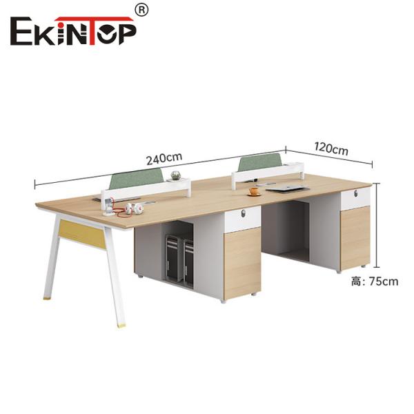 Estación de trabajo de oficina de estilo comercial para 4 personas con pantalla de partición