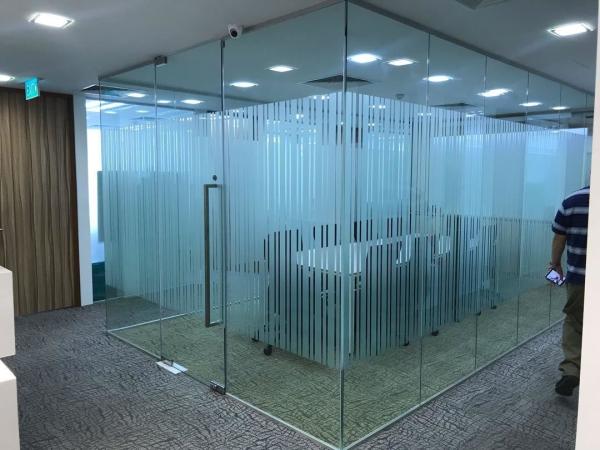 Quantidade qualificada de vidro flutuante com ácido gravado Satin Frost para melhoria de portas de armários de apartamentos