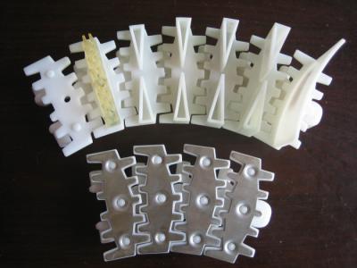 Cleated modular flexible conveyor chains for flexible conveyor system