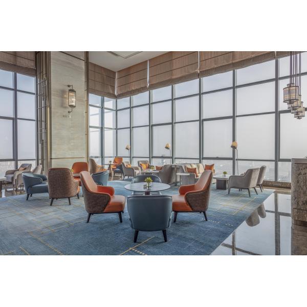 Мебель гостиничного лобби легкого роскошного стиля с четырьмя креслами и столом для кофе