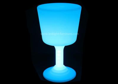 O diodo emissor de luz especial do projeto ilumina acima a tabela lateral a pilhas com forma do vidro de vinho