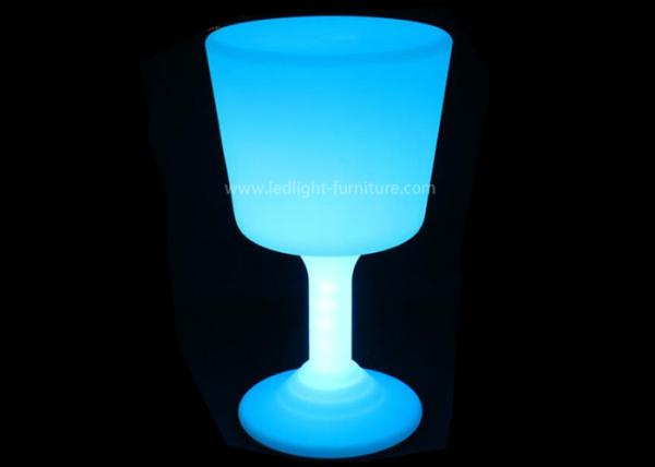 O diodo emissor de luz especial do projeto ilumina acima a tabela lateral a pilhas com forma do vidro de vinho