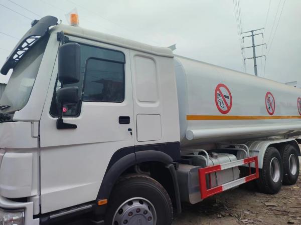 Oil Storage Fuel Tank Truck 6X4 Square Type-300L Fuel Tank Sinotruk 9000kg