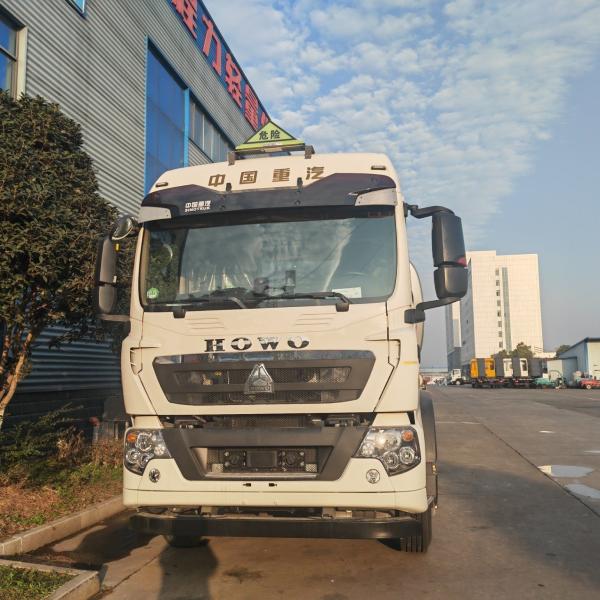 Sinotruk HOWO Fuel Tanker Truck 12 Wheel 20000L Aluminum Alloy Fuel Transport Truck