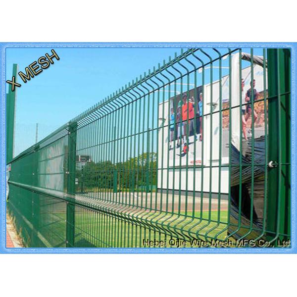 Зеленый порошок покрыл сталь проволочной изгороди панелей загородки ячеистой сети покрытую периметром сваренную