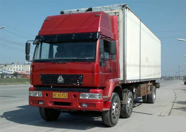 SINOTRUK の 25 トンは食糧トラック LHD 6X4 の冷却装置箱のトラックを冷やしました