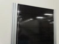 Modules solaires BIPV en acier plat noir avec tension de circuit ouvert 48,65 V et puissance maximale de 530 W