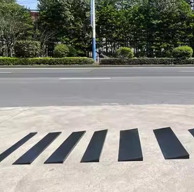 Rampa de acera de caucho reciclado para sillas de ruedas y scooters