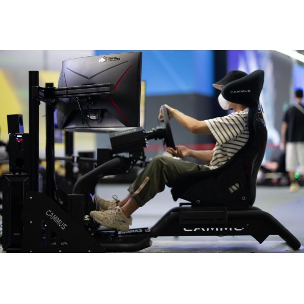 Движение F1 профессиональной занятности полное участвуя в гонке имитатор