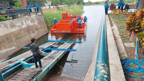 18 CBM/20 tonnes Bateau de découpe de plantes aquatiques/récolteuse de jacinthe d'eau, découpe et collecte d'algues
