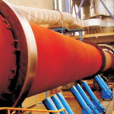 Forno de cimento rotativo com três características estruturais de suporte para o sistema de condução