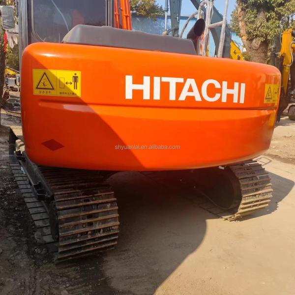 Une excavatrice usée Hitachi ZX120 avec 93KW de puissance et peu de temps de travail