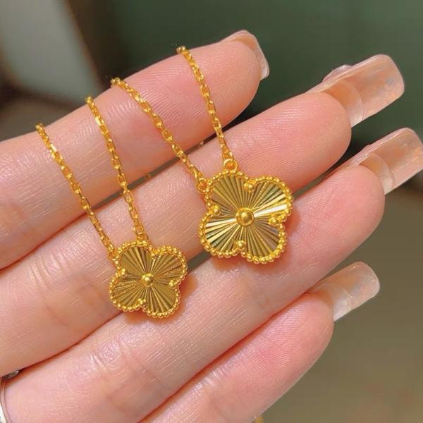 Women's Classic Romantic IGI Certified 10K 14K 18K Gold Necklace with Brilliant Cut Diamond for Weddings and Engagements