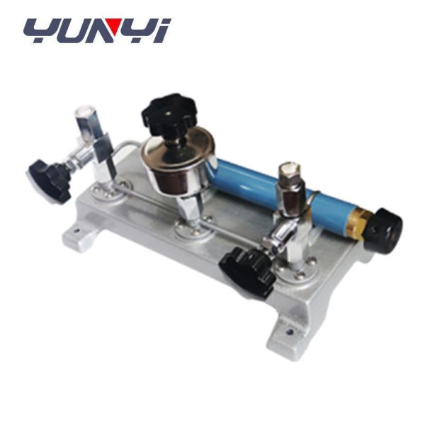 Pressure Gauge Calibrator Featuring Transformer Oil Working Medium and Leak Resistant Design for Calibration Performance