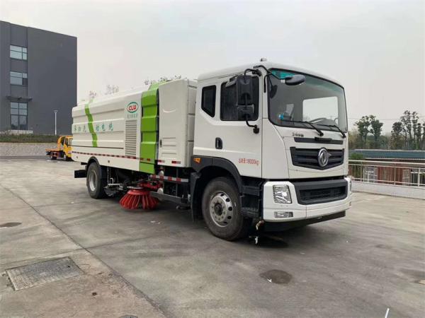 Machine à balayer multifonctionnelle de 16 cbm montée sur un camion pour les villes
