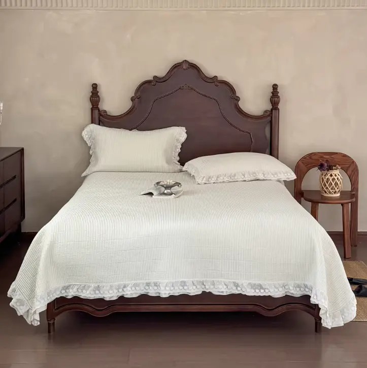 Printed Quilt with lace Fabric