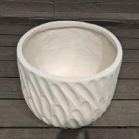 Pot de fleur en fibre d'argile ronde blanche avec motif de brise marine incurvé et fluide, léger, durable, nécessitant peu d'entretien, pour les vacances, la décoration de villa, de bureau, projet d'aménagement paysager de jardin