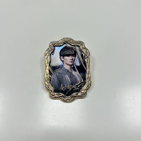 Gao Qingchen Antique Style Photo Frame Enamel Pin – Fan Merchandise Lapel Pin for Backpacks