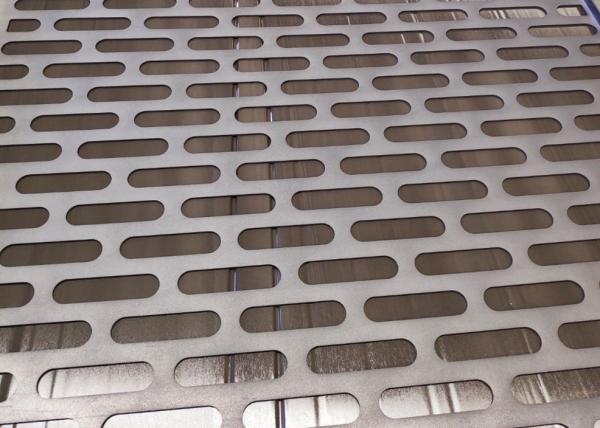 Panneaux métalliques perforés en aluminium sur mesure pour la décoration murale extérieure