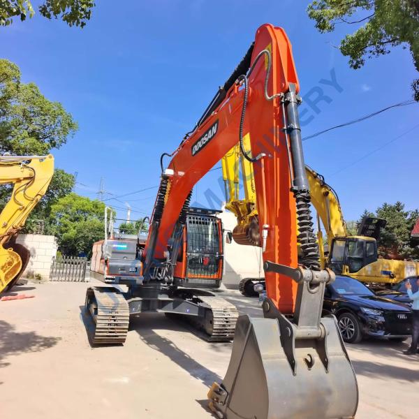 High Efficiency Doosan DX225LC Excavator with an Operating Weight of 22 Tons Excavator Suitable for Large Scale Projects