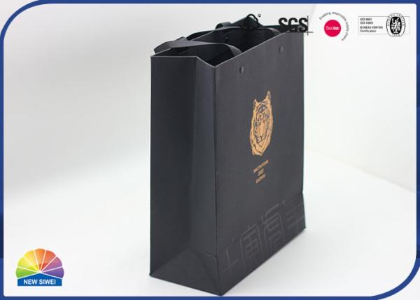 Saco de presente de papel preto personalizado com logotipo do leão dourado estampado a quente com alça de seda