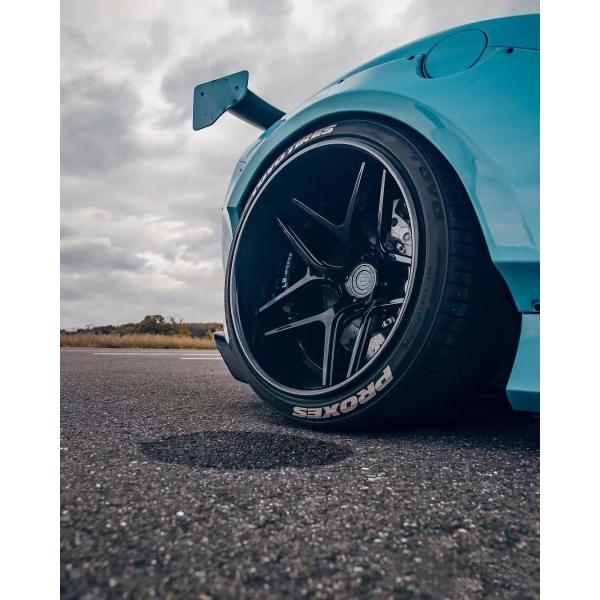 F8 Ferrari Auto Body Kit LB Style Spoiler en fibre de carbone bleue large de la lèvre