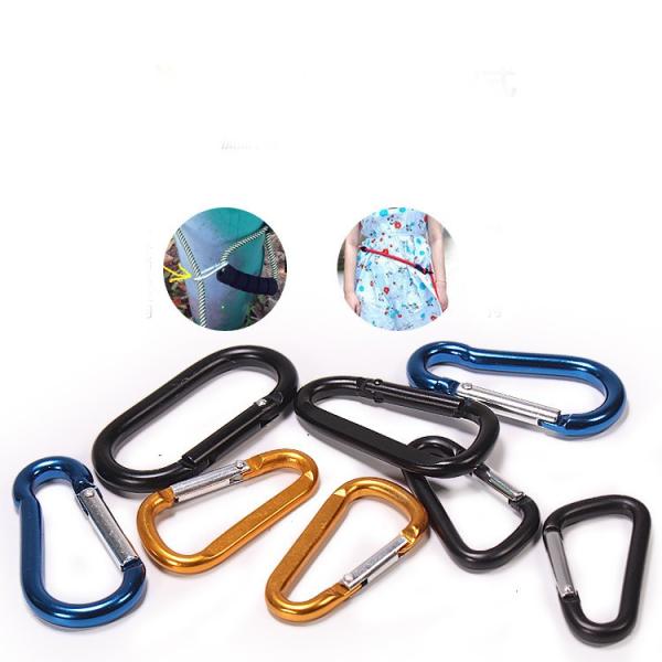 La liberación rápida alargó la cuerda gruesa de la ventaja del perro para correr