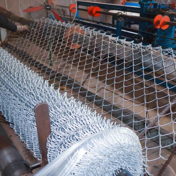 Hot Dip Galvanized Diamond Chain Link Fence Cyclone Wire Mesh