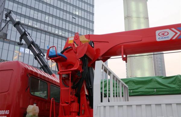 Camion lourd Valin 31 tonnes 390 chevaux 8X4 avec grue